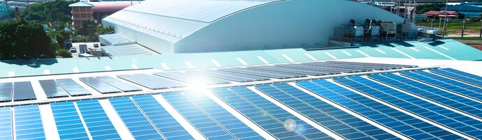 Shutterstock 1706251222 Toit Grande Entreprise Panneaux Solaires
