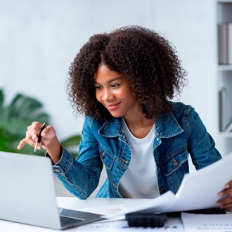 Shutterstock 2224541395 Femme Ordinateur Facture 1 1