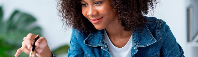 Shutterstock 2224541395 Femme Ordinateur Facture 1 1