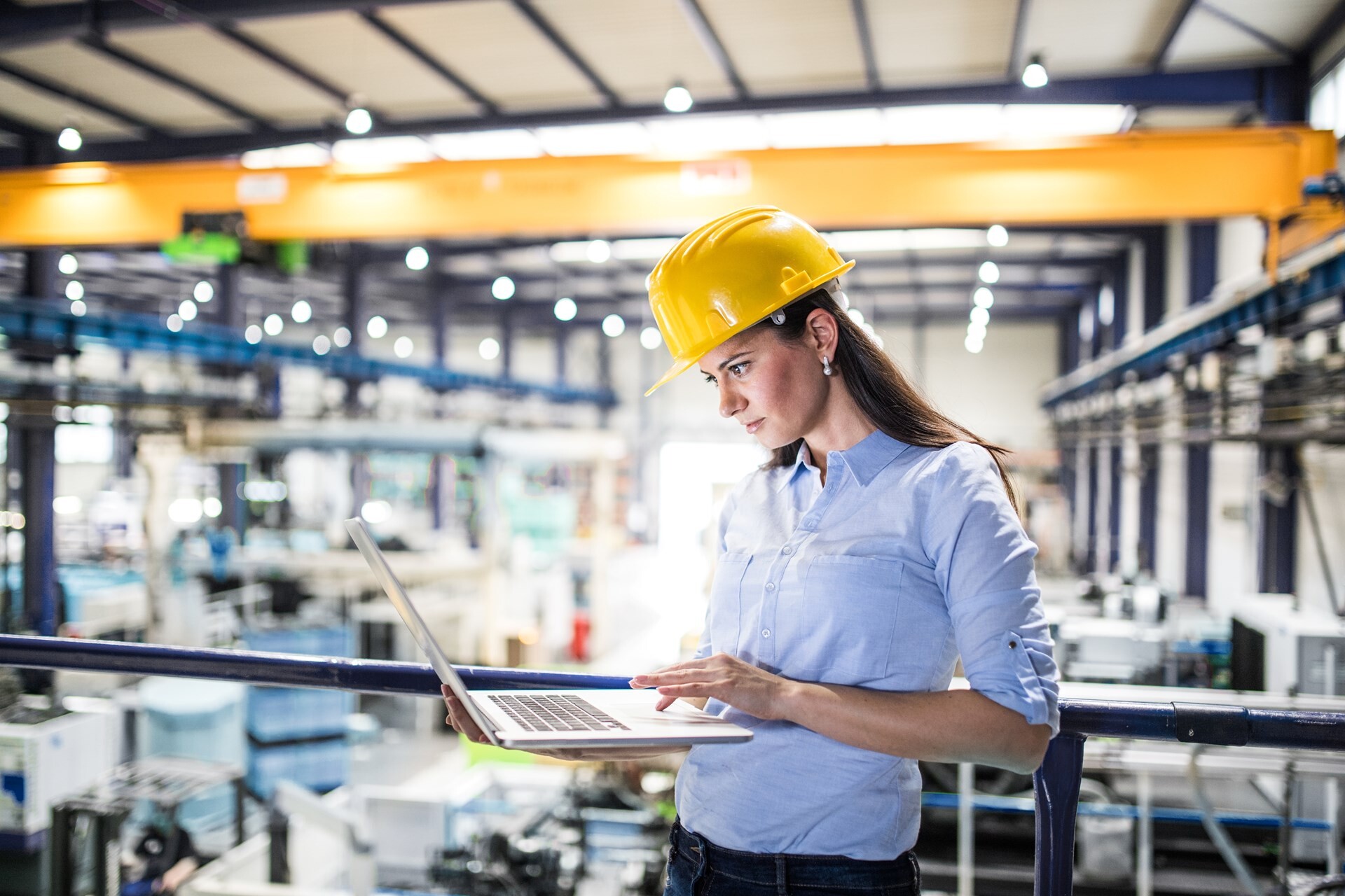 Shutterstock 2466894891 Femme Usine