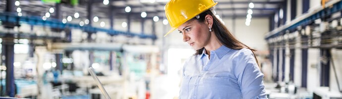 Shutterstock 2466894891 Femme Usine